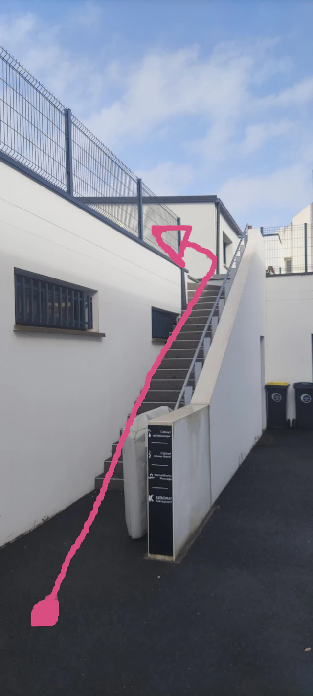 Photo de l'escalier et l'accès PMR derrière la pharmacie de Belz